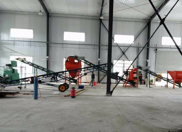 為什么有機肥加工廠在堆制糞便時會添加秸稈作為輔助原料？